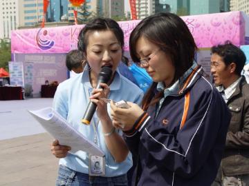 主持人向市民提问用水知识